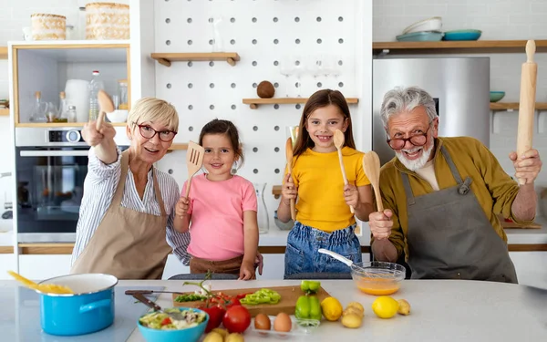 Avós Felizes Divertindo Com Crianças Bonitas Casa — Fotografia de Stock