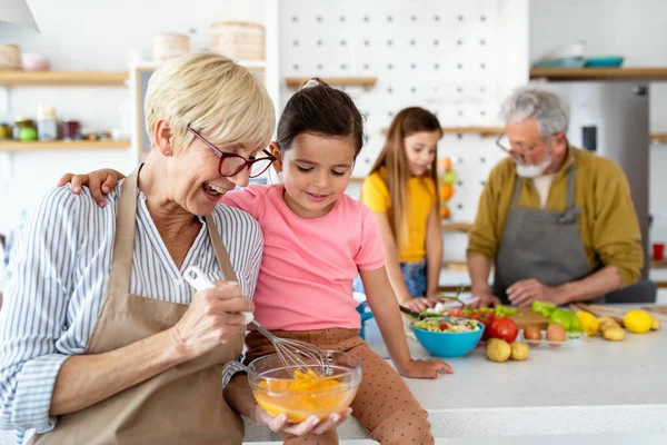 Fröhliche Familie Die Beim Kochen Der Küche Gute Zeit Miteinander — Stockfoto