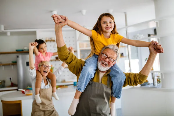 Kleinkinderen Hebben Plezier Spelen Met Grootouders Thuis Familie Liefde Generatie — Stockfoto