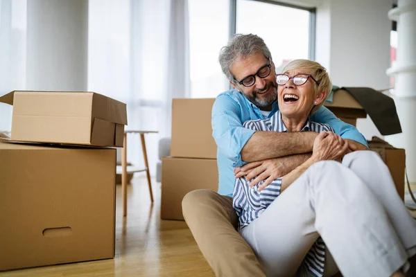 Happy Retired Senior Couple Love Moving New Home Apartment — Stock Photo, Image