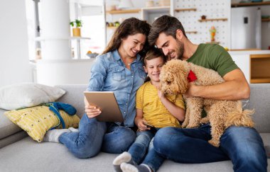 Mutlu modern aile evde bilgisayar kullanıyor. Teknoloji, insanlar konsepti.