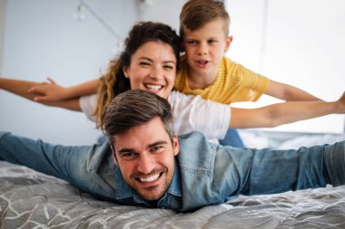 Mutlu aile birlikte vakit geçiriyor, evde eğleniyor. İnsanlar, mutluluk kavramı.