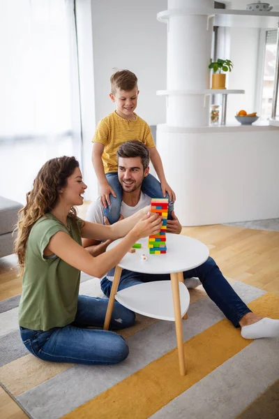 Familia Feliz Divirtiéndose Casa Juntos — Foto de Stock