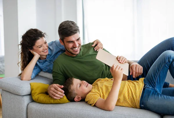 Família Feliz Usando Dispositivos Tecnologia Juntos Casa Pessoas Conceito Educação — Fotografia de Stock