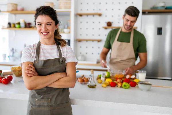 Jong Gelukkig Paar Genieten Het Bereiden Van Gezonde Maaltijd Hun — Stockfoto