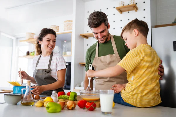 Šťastná Mladá Rodina Připravuje Zdravé Jídlo Společně Kuchyni — Stock fotografie