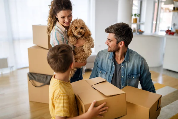 妻子和他们的儿子带着狗搬进新家 概念搬迁 — 图库照片