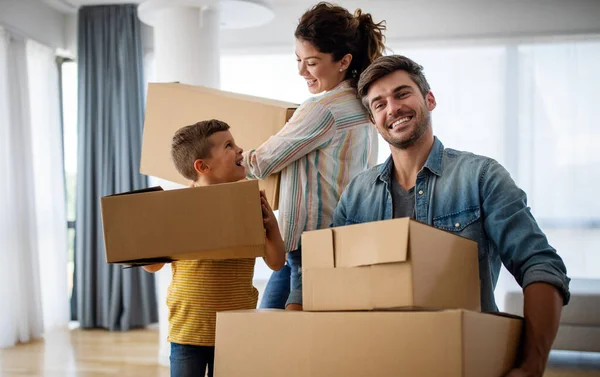 Yeni Evimizde Karton Kutuları Açan Mutlu Bir Aile Taşınmak Yeni — Stok fotoğraf