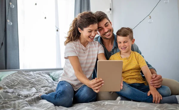 Jonge Gelukkige Familie Die Plezier Heeft Thuis Speels Begrip Technologievolk — Stockfoto