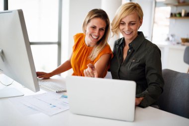 Ofiste bilgisayarla çalışan iş kadınları. İş, takım çalışması, ofis kavramı.