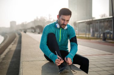 Sabah koşusundan başlayarak. Spor kıyafetleri içinde yakışıklı bir delikanlı parkta koşuyor.