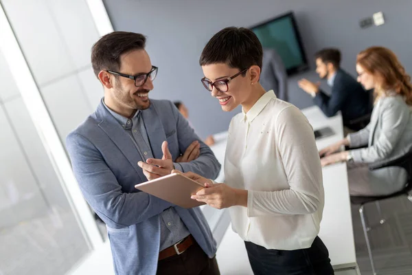 Groep Ondernemers Zakenmensen Conferentie Moderne Vergaderzaal — Stockfoto