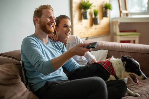 Jong Stel Dat Thuis Kijkt Een Bank Mensen Thuis Relaxatie — Stockfoto