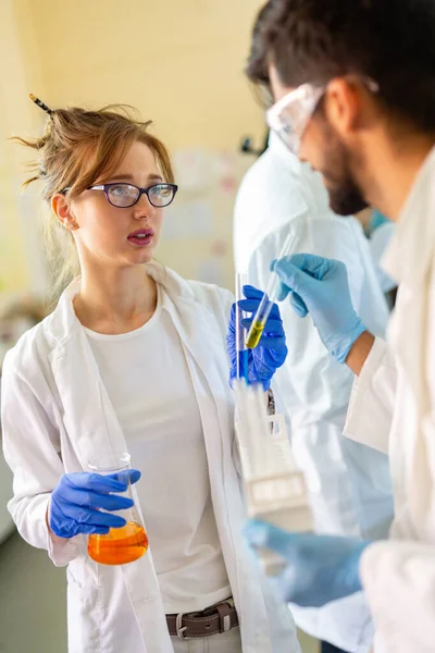 Junge Studenten Chemiker Die Labor Arbeiten — Stockfoto