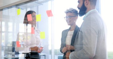 İşbirliği ve proje planları tartışırken profesyonel iş arkadaşları