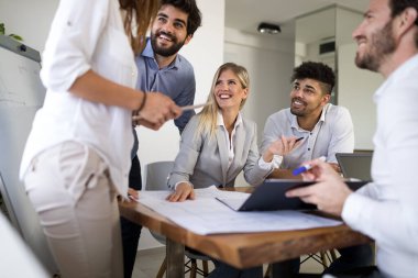 İş stratejisi ve ofiste beyin fırtınası konulu danışmanlık seminerinde sunum