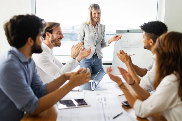 Grupo Empresarios Reunidos Oficina Lluvia Ideas Compartir Ideas — Foto de Stock