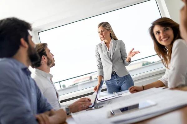 Imprenditori Uomini Affari Conferenza Nella Moderna Sala Riunioni Ufficio Lavoro — Foto Stock