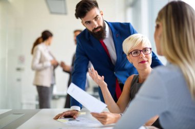 Bir grup iş arkadaşı sunum sırasında toplantı odasında.