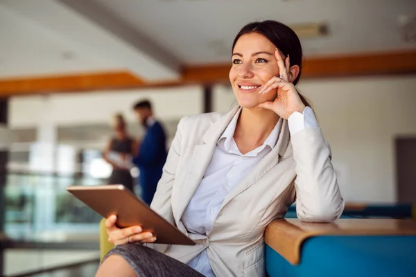 Porträt Einer Erfolgreichen Geschäftsfrau Die Büro Einem Digitalen Tablet Arbeitet — Stockfoto