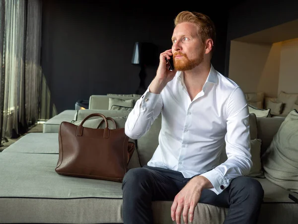 Porträt Eines Hübschen Jungen Geschäftsmannes Telefon Büro — Stockfoto