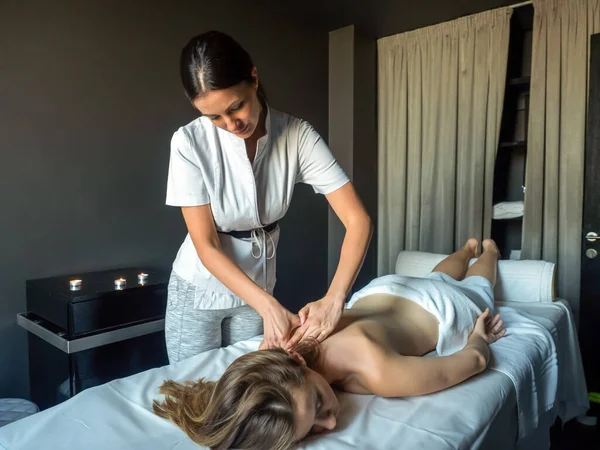 Gezonde Mooie Vrouw Spa Recreatie Gezondheid Massage Genezing — Stockfoto