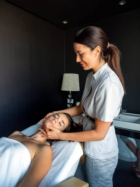 Friska Och Vackra Kvinna Spa Rekreation Hälsa Massage Och Healing — Stockfoto