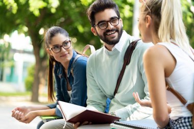 Üniversite kampüsünde okuyan mutlu üniversite öğrencileri.