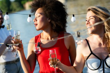 Bir grup arkadaş şampanya içip yeni yılı kutluyorlar.