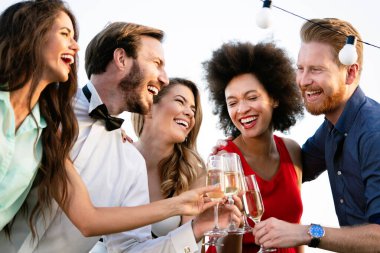 Bir grup güzel arkadaş kutluyor, dans ediyor ve dışarıda eğleniyorlar.