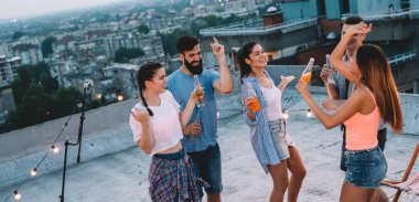 Genç arkadaşlarımla harika vakit geçiriyorum, çatı partisinde eğleniyorum.