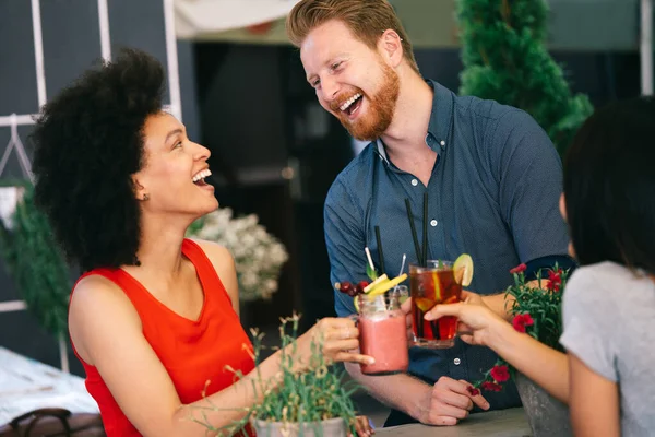 Vrienden Hebben Het Naar Hun Zin Een Café Vrienden Glimlachen — Stockfoto