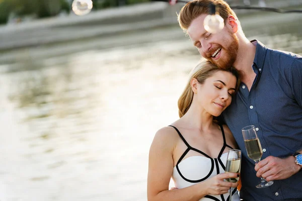 Glückliches Junges Paar Hat Ein Date Und Trinkt Champagner Auf — Stockfoto