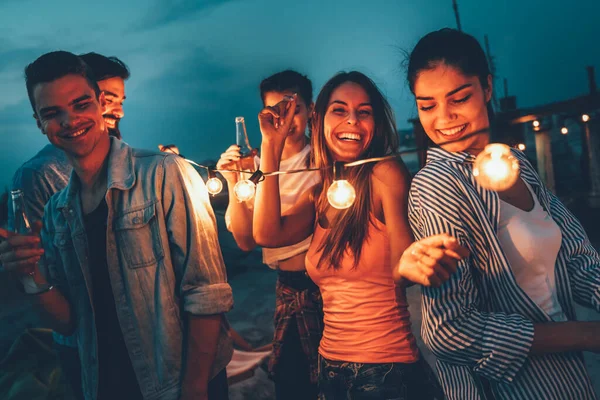 Tener Gran Tiempo Con Amigos Jóvenes Divertirse Fiesta Azotea — Foto de Stock