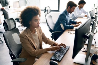 Bilgi teknolojisi şirketinde işbirliği yapan programcılar