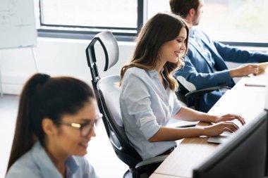 Bilgi teknolojisi şirketinde işbirliği yapan programcılar