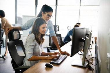 Girişimci iş adamları, modern ofiste günlük iş yapan bir grup programcı.