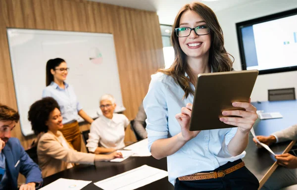 Programadores Que Trabajan Una Oficina Compañía Desarrollo Software — Foto de Stock