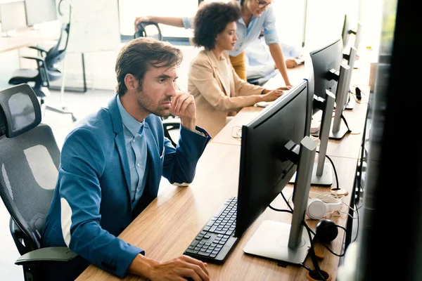 Gruppo Uomini Affari Multietnici Che Lavorano Insieme Brainstorming Ufficio — Foto Stock