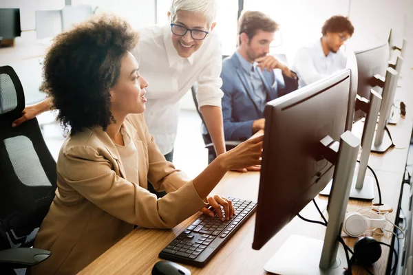 Programadores Que Trabajan Una Oficina Compañía Desarrollo Software — Foto de Stock