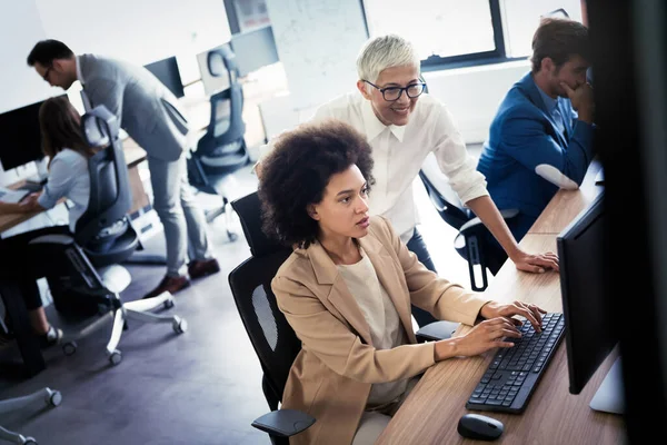 Retrato Del Exitoso Equipo Negocios Trabajando Juntos Oficina — Foto de Stock