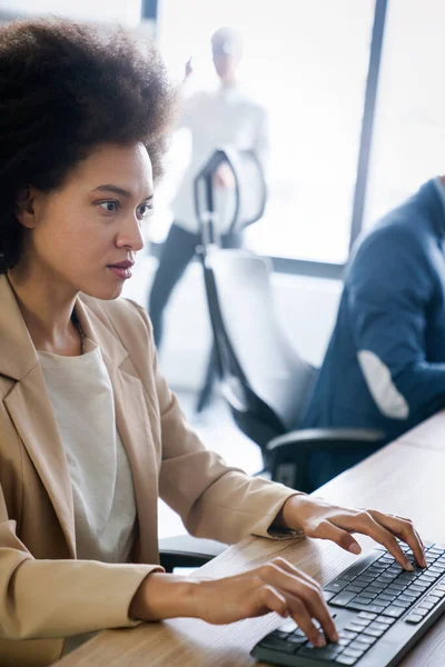 Mulher Bonita Feliz Bem Sucedida Que Trabalha Escritório Tecnologia Computador — Fotografia de Stock