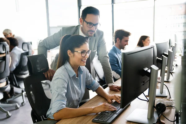 Gruppe Multietniske Forretningsfolk Som Jobber Sammen Brainstorming Embetet – stockfoto