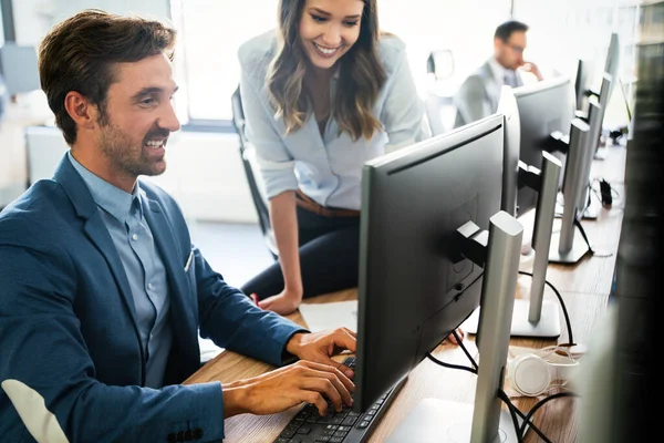 Programadores Trabalhando Escritório Empresa Desenvolvimento Software — Fotografia de Stock