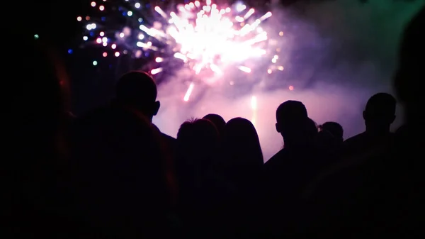 Multitud Viendo Fuegos Artificiales Celebrando Por Noche — Foto de Stock