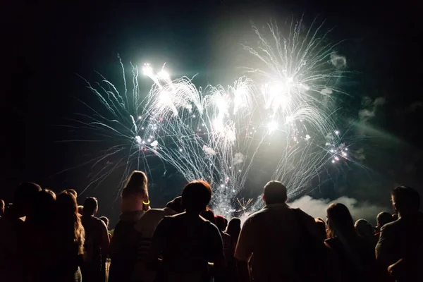 Conceito Véspera Ano Novo Torcendo Multidão Fogos Artifício — Fotografia de Stock