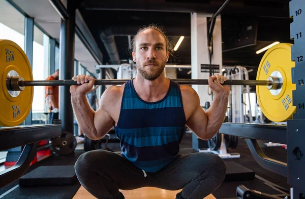Junger Fitter Muskulöser Mann Beim Training Fitnessstudio — Stockfoto