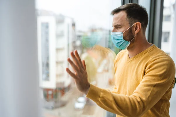 Handsome Man Mask Protect Him Coronavirus Quarantine Isolation Stay Home — Stock Photo, Image
