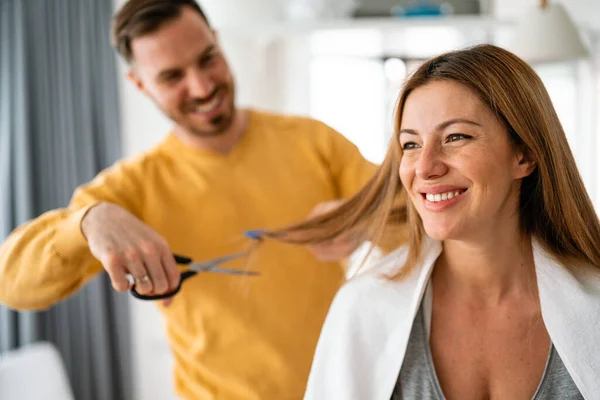 Couple Ayant Les Cheveux Coupés Maison Pendant Isolement Pandémie Coronavirus — Photo