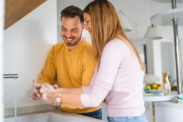 Glückliches Paar Ehemann Ehefrau Waschen Sich Die Hände Schutz Vor — Stockfoto